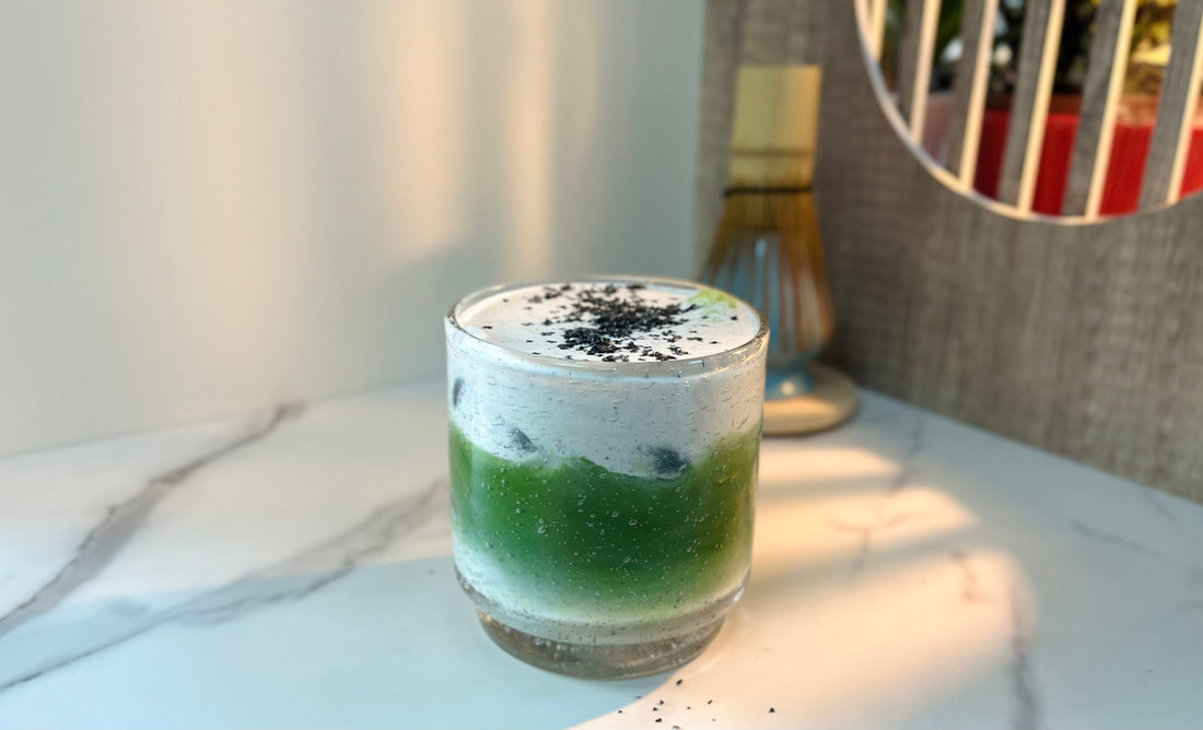 Matcha latte avec mousse au sésame noir